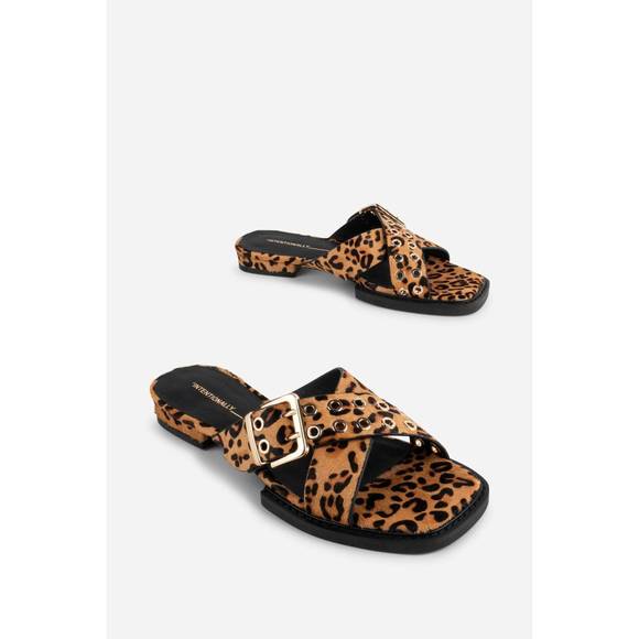 INTENTIONALLY BLANK Shoes - NEW INTENTIONALLY BLANK clipz sandal in cowhide